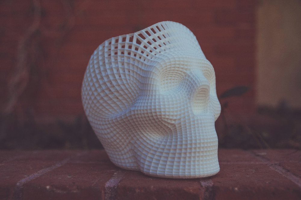 Escultura de calavera calada impresa en 3D en color blanco