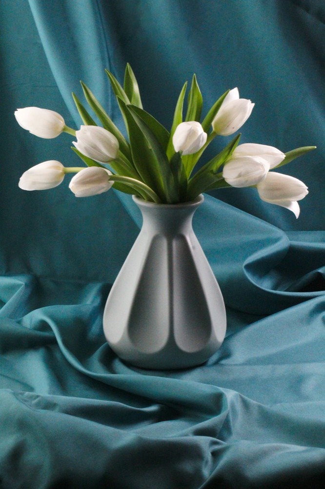 Jarrón facetado impreso en 3D con tulipanes blancos